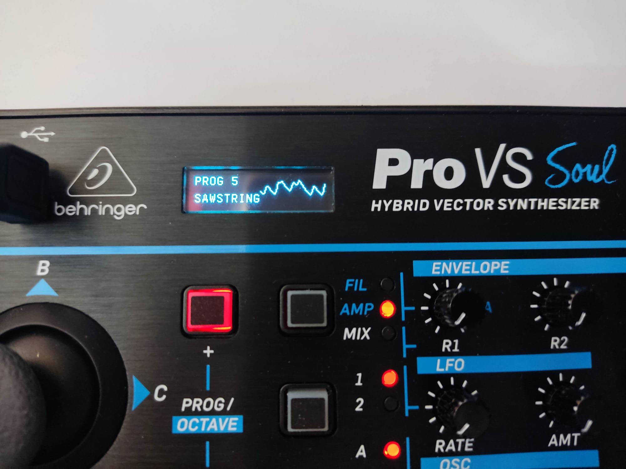 Behringer presenta una versión del Prophet VS por 99$ y un
